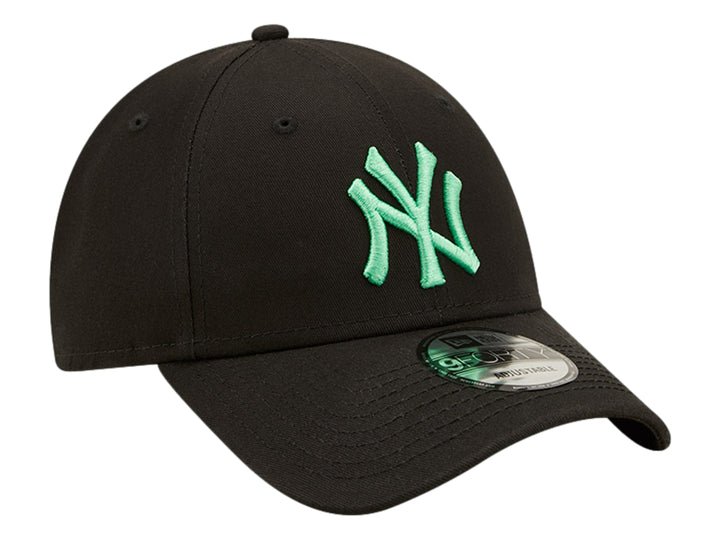 Gorra New Era negra con logotipo de los New York Yankees bordado en color verde menta y visera curva.