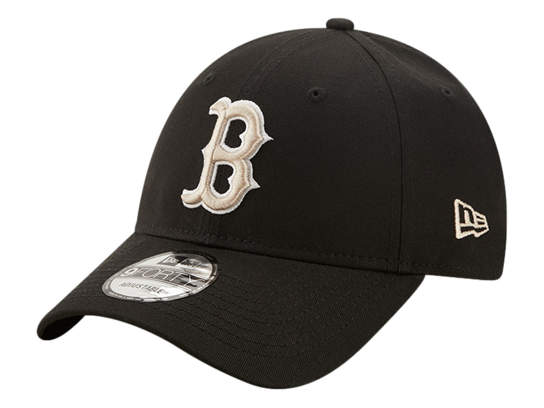 Gorra de béisbol New Era color negro con logotipo bordado en blanco y beige al frente.