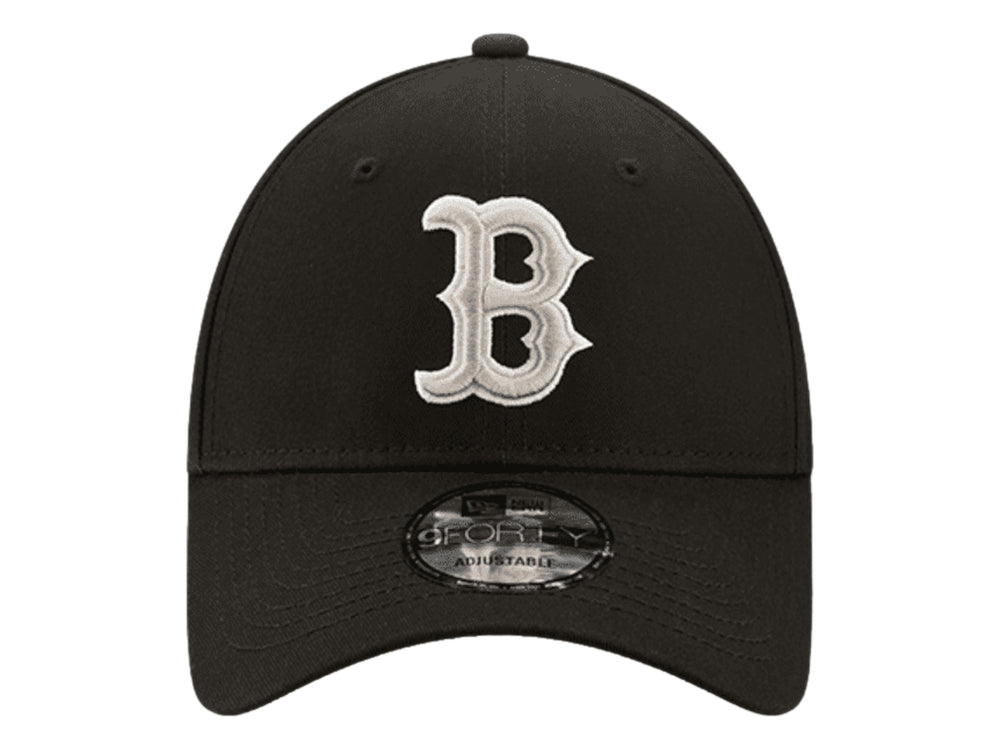 Gorra de béisbol New Era color negro con logotipo bordado en blanco y beige al frente.