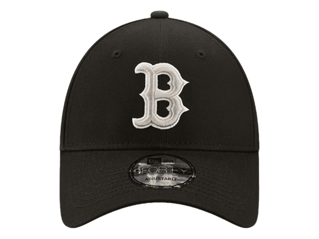 Gorra de béisbol New Era color negro con logotipo bordado en blanco y beige al frente.