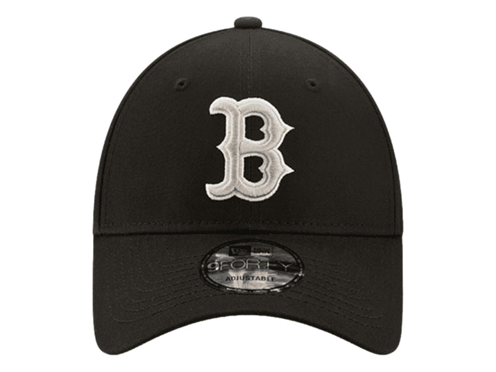 Gorra de béisbol New Era color negro con logotipo bordado en blanco y beige al frente.