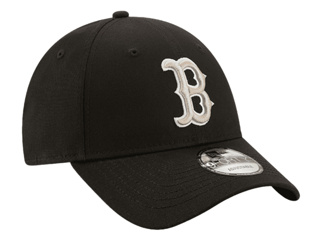 Gorra de béisbol New Era color negro con logotipo bordado en blanco y beige al frente.