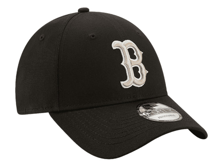 Gorra de béisbol New Era color negro con logotipo bordado en blanco y beige al frente.