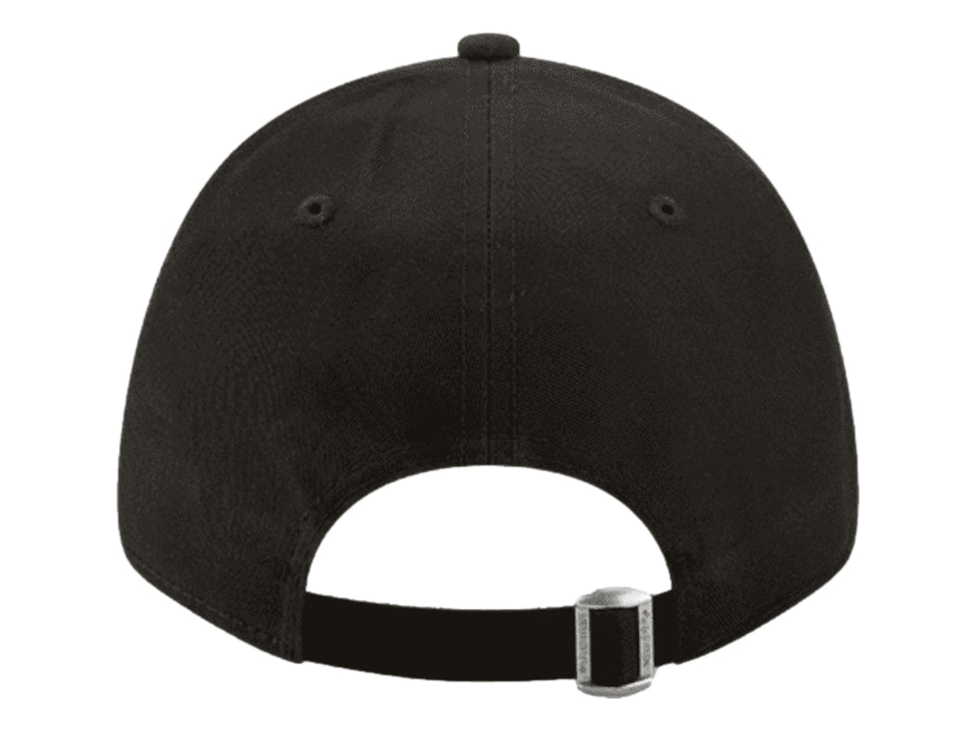Gorra de béisbol New Era color negro con logotipo bordado en blanco y beige al frente.