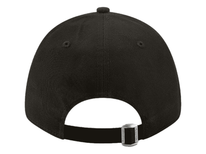 Gorra de béisbol New Era color negro con logotipo bordado en blanco y beige al frente.