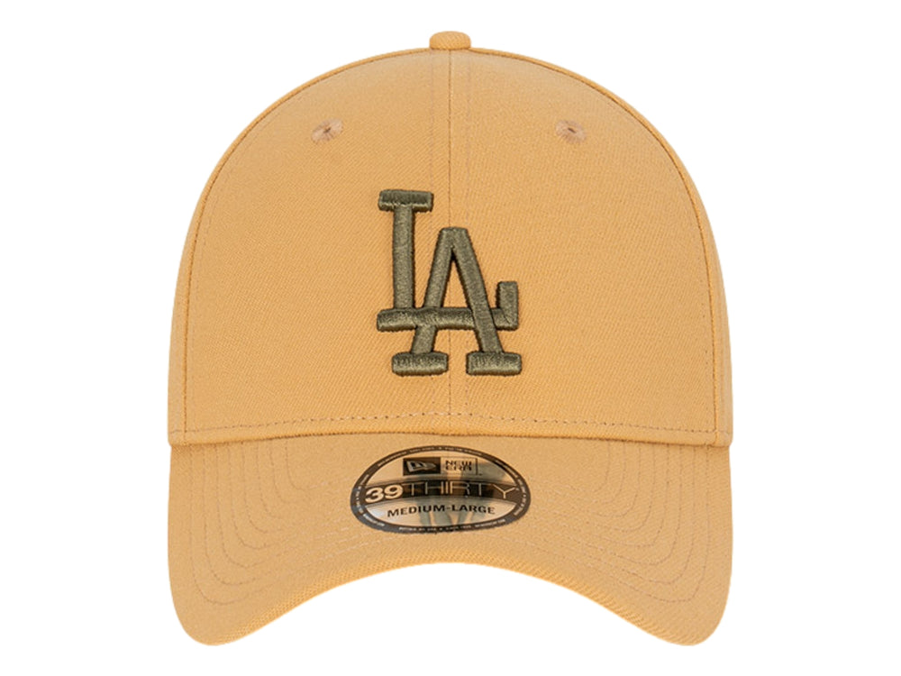 Gorra New Era color beige con logotipo de Los Angeles Dodgers bordado en color oliva.