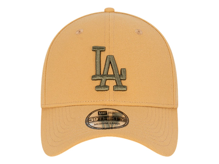 Gorra New Era color beige con logotipo de Los Angeles Dodgers bordado en color oliva.