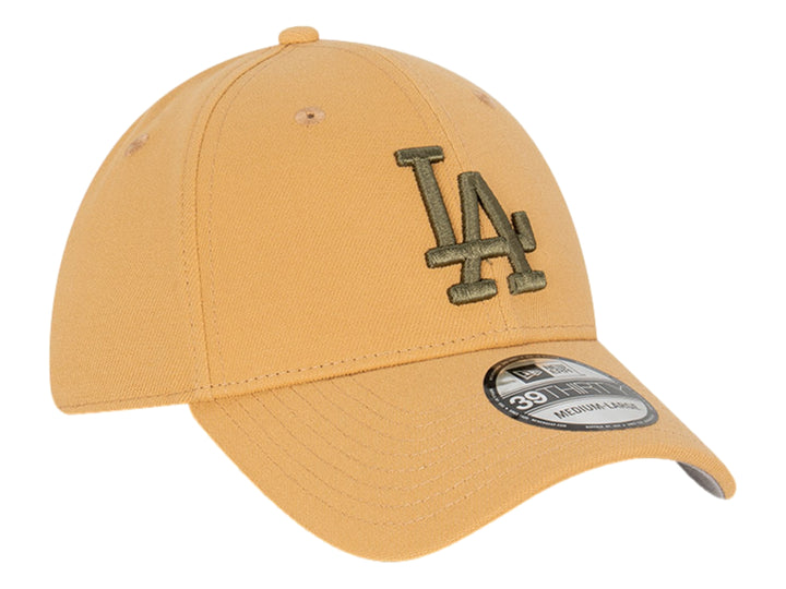 Gorra New Era color beige con logotipo de Los Angeles Dodgers bordado en color oliva.