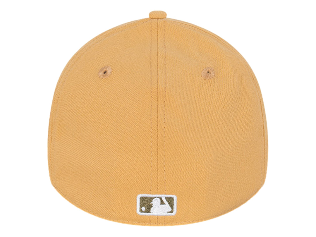Gorra New Era color beige con logotipo de Los Angeles Dodgers bordado en color oliva.