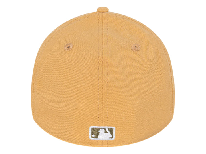 Gorra New Era color beige con logotipo de Los Angeles Dodgers bordado en color oliva.