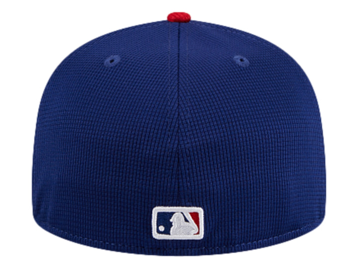 Gorra New Era azul con visera roja y un personaje verde bordado en el frente.