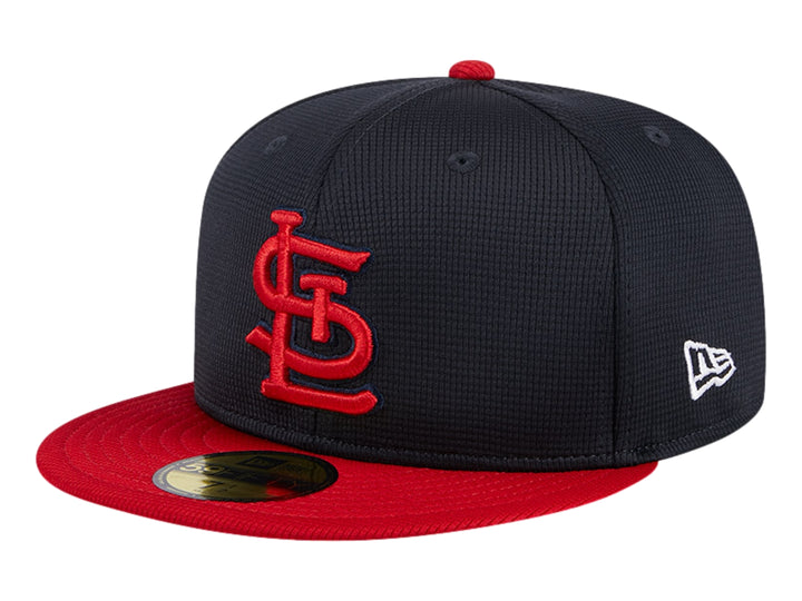 Gorra de béisbol New Era azul marino con visera roja y logotipo de St. Louis Cardinals bordado en rojo.