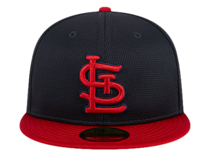 Gorra de béisbol New Era azul marino con visera roja y logotipo de St. Louis Cardinals bordado en rojo.