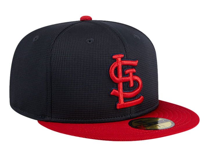 Gorra de béisbol New Era azul marino con visera roja y logotipo de St. Louis Cardinals bordado en rojo.