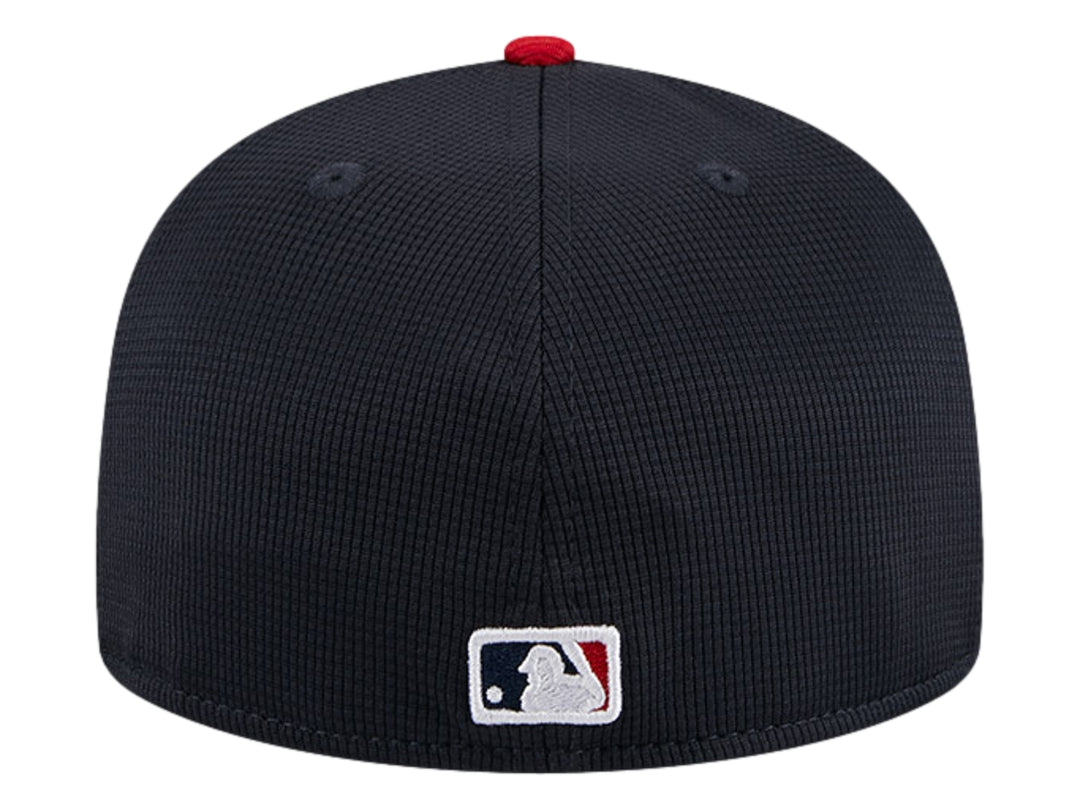 Gorra de béisbol New Era azul marino con visera roja y logotipo de St. Louis Cardinals bordado en rojo.