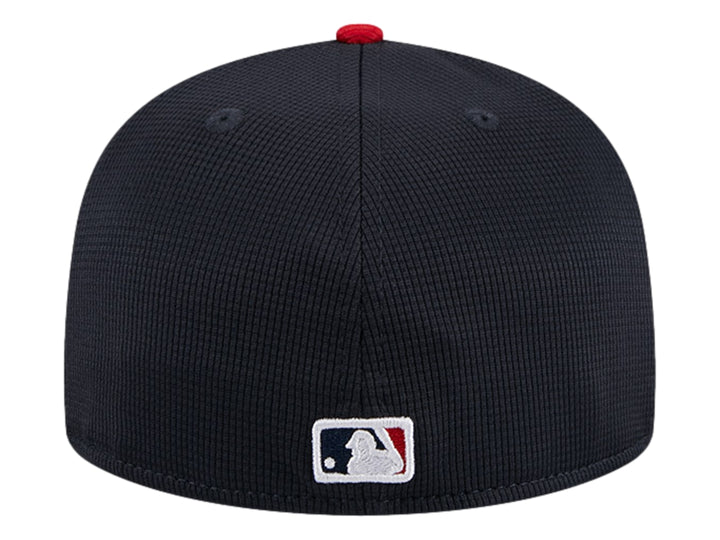 Gorra de béisbol New Era azul marino con visera roja y logotipo de St. Louis Cardinals bordado en rojo.