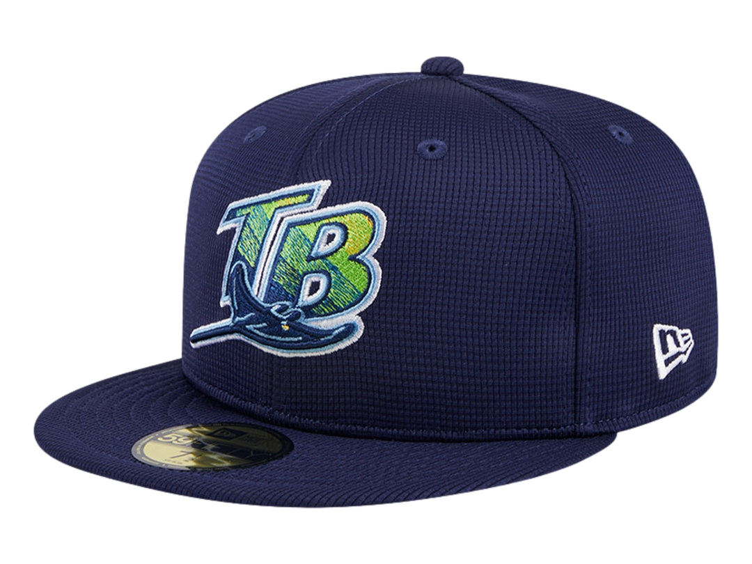 Gorra New Era color azul marino con logotipo bordado de Tampa Bay Rays y visera plana.