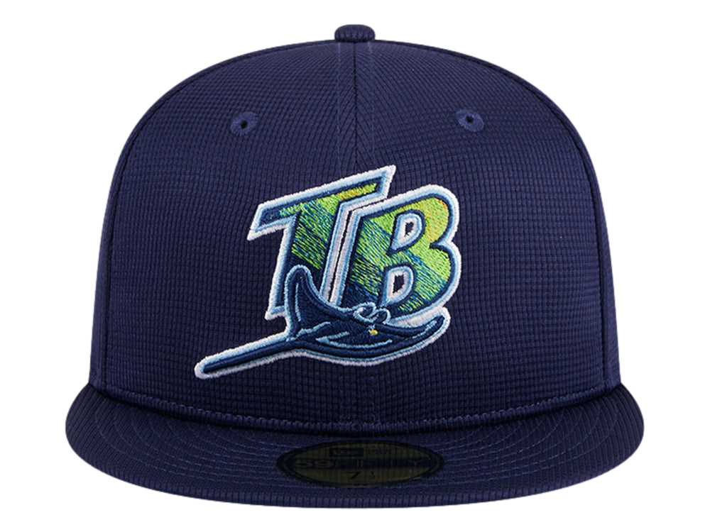 Gorra New Era color azul marino con logotipo bordado de Tampa Bay Rays y visera plana.