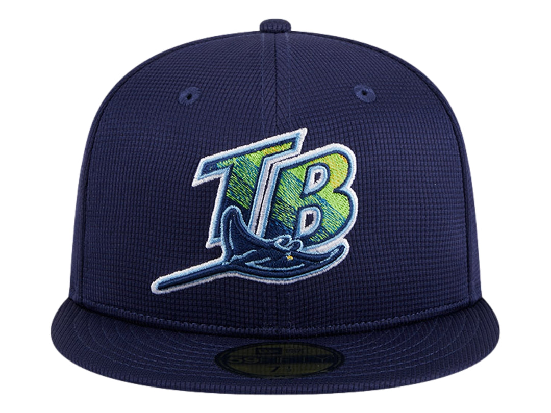 Gorra New Era color azul marino con logotipo bordado de Tampa Bay Rays y visera plana.