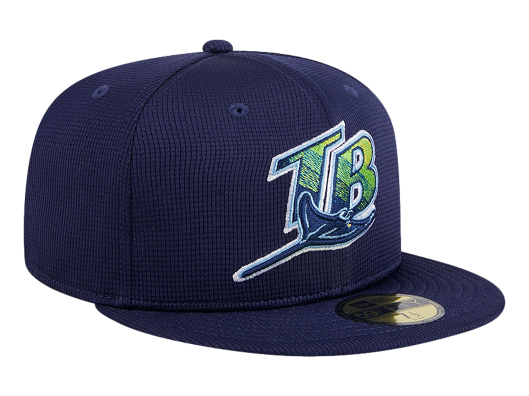 Gorra New Era color azul marino con logotipo bordado de Tampa Bay Rays y visera plana.