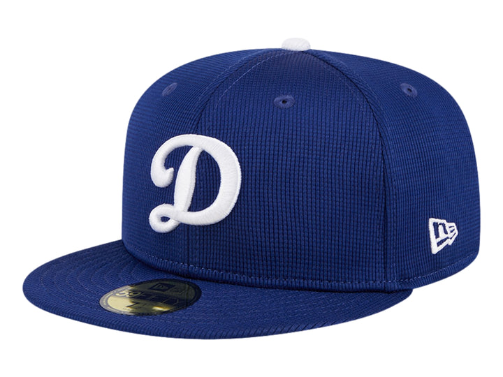 Gorra de béisbol New Era color azul marino con letra D blanca bordada al frente.