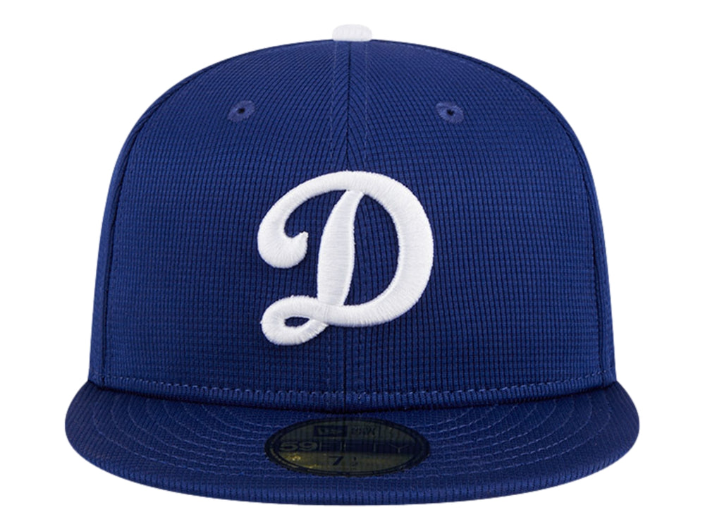 Gorra de béisbol New Era color azul marino con letra D blanca bordada al frente.