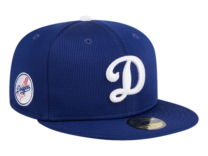 Gorra de béisbol New Era color azul marino con letra D blanca bordada al frente.