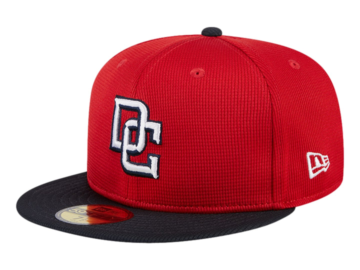 Gorra de béisbol New Era roja con visera plana negra y logotipo DC bordado en blanco.