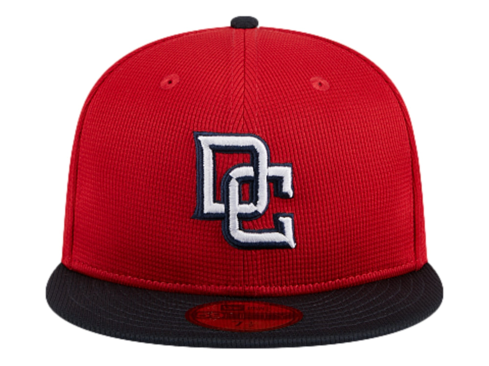 Gorra de béisbol New Era roja con visera plana negra y logotipo DC bordado en blanco.