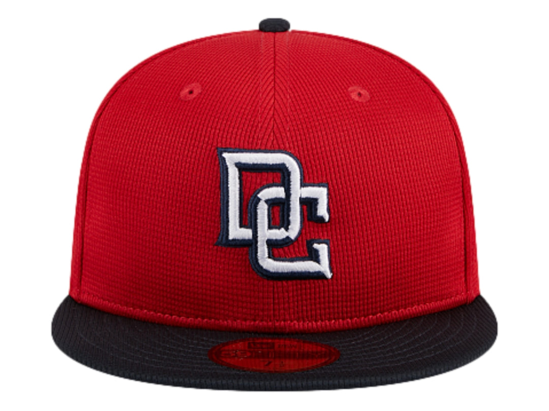 Gorra de béisbol New Era roja con visera plana negra y logotipo DC bordado en blanco.