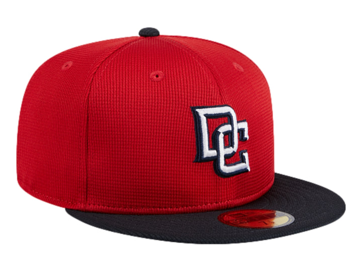 Gorra de béisbol New Era roja con visera plana negra y logotipo DC bordado en blanco.