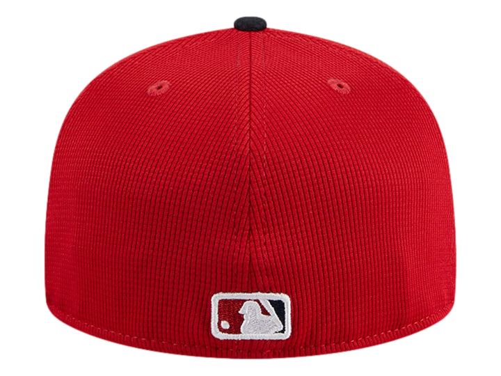 Gorra de béisbol New Era roja con visera plana negra y logotipo DC bordado en blanco.