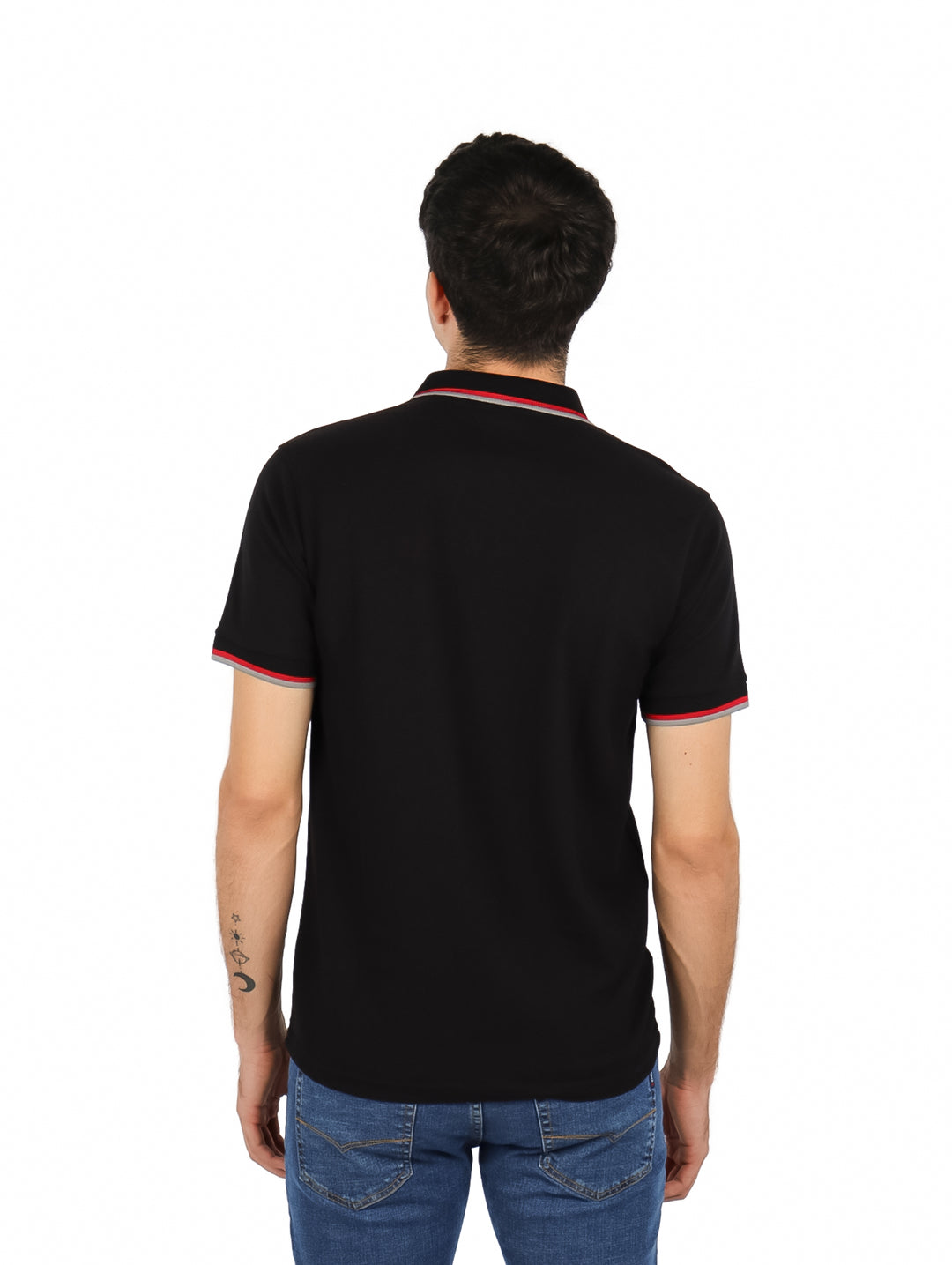 Hombre vistiendo playera polo K-SWISS color negro con detalles rojos y blancos en el cuello y mangas.