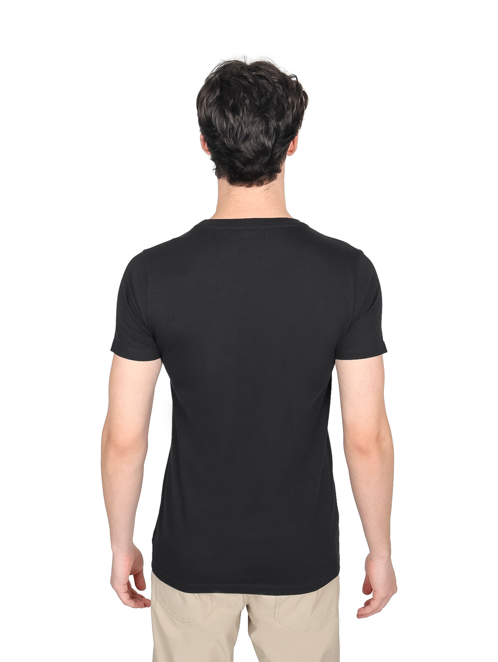 Hombre vistiendo playera K-Swiss de color negro con logotipo estampado en el pecho en colores blanco y amarillo.