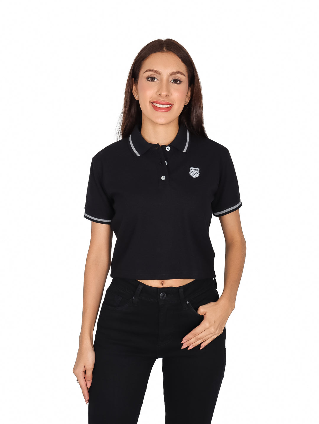 Mujer vistiendo playera polo corta color negro con detalles blancos en cuello y mangas de la marca K-Swiss.