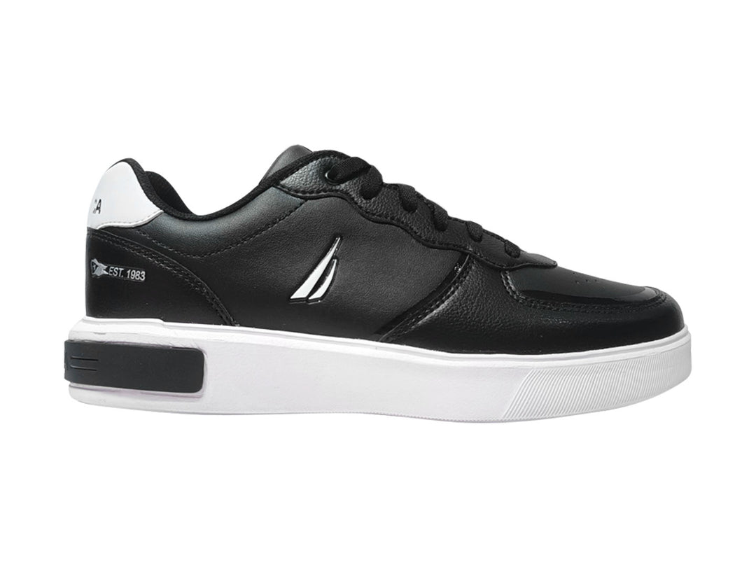Tenis deportivos Nautica Draper en color negro con suela blanca y detalles minimalistas.
