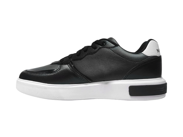 Tenis deportivos Nautica Draper en color negro con suela blanca y detalles minimalistas.
