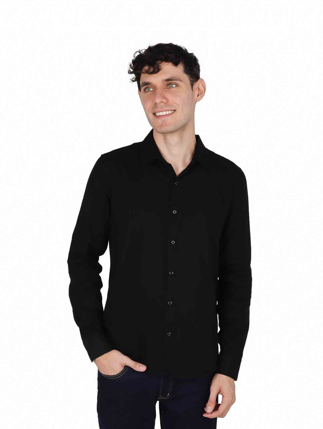 Hombre vistiendo una camisa negra de manga larga con cuello italiano y botones frontales.