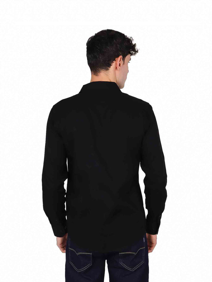 Hombre vistiendo una camisa negra de manga larga con cuello italiano y botones frontales.