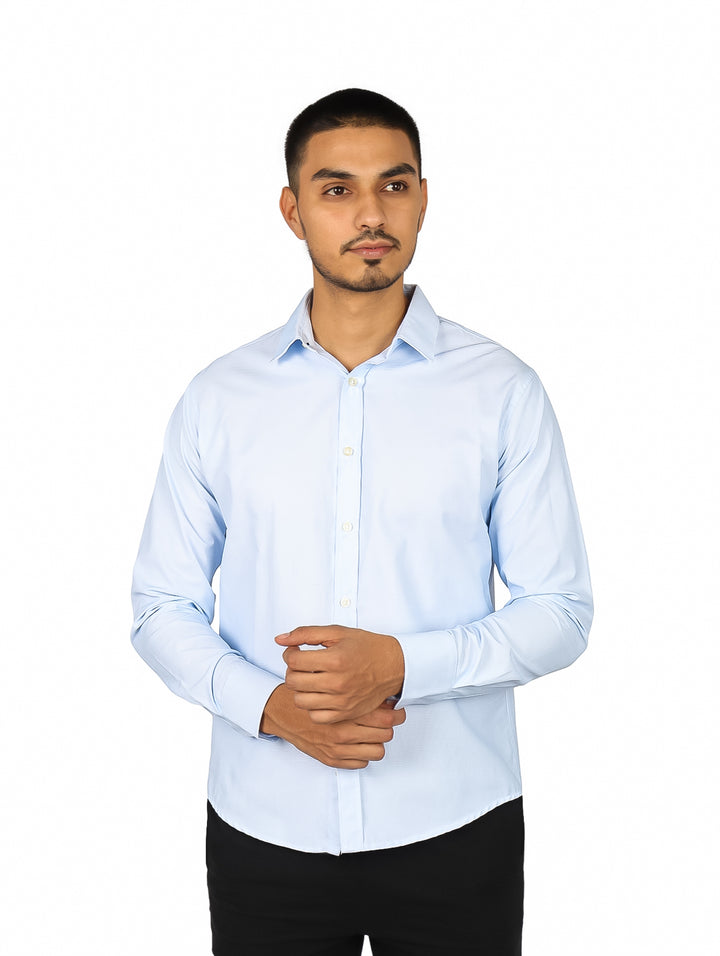 Hombre vistiendo una camisa de manga larga color azul claro.