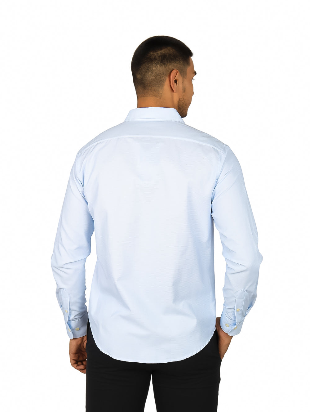 Hombre vistiendo una camisa de manga larga color azul claro.