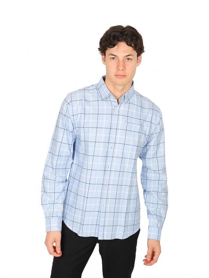 Hombre vistiendo una camisa azul claro a cuadros con manga larga y cuello.