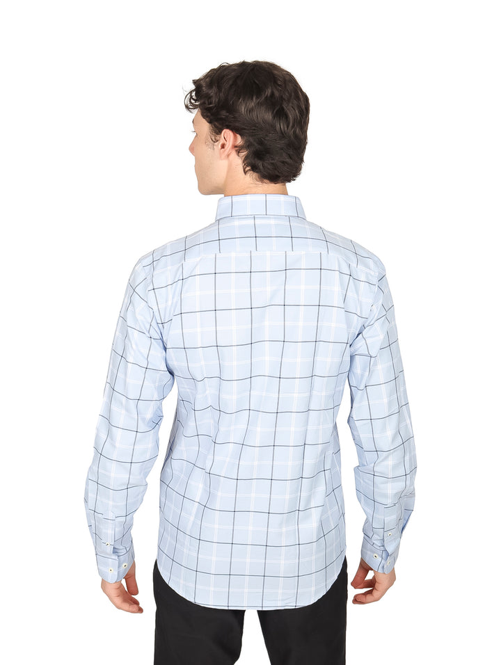Hombre vistiendo una camisa azul claro a cuadros con manga larga y cuello.