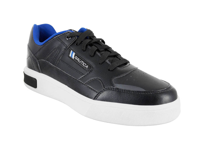 Tenis Nautica color negro con suela blanca y forro interior azul.