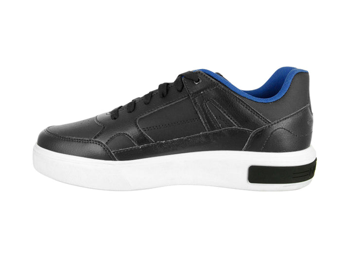 Tenis Nautica color negro con suela blanca y forro interior azul.