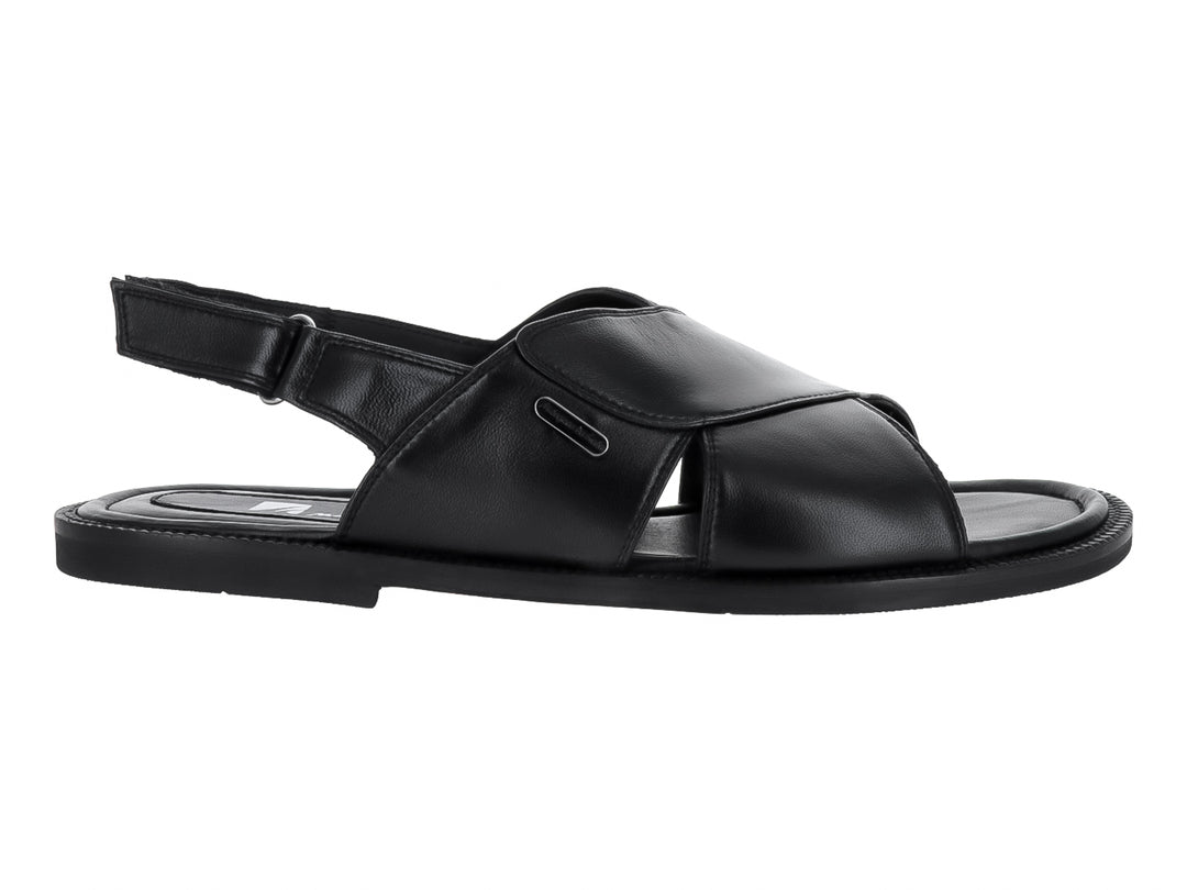 Sandalia de cuero color negro para hombre con correa ajustable en el talón y diseño casual.