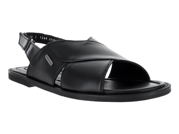 Sandalia de cuero color negro para hombre con correa ajustable en el talón y diseño casual.