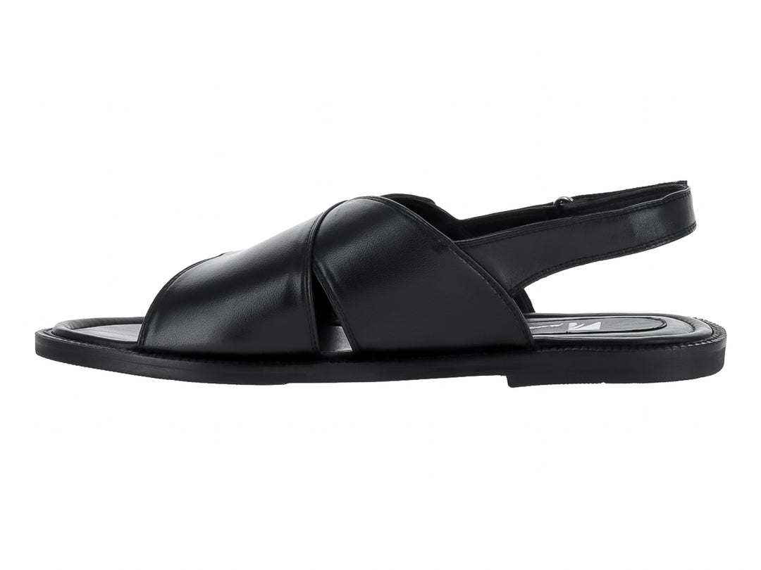 Sandalia de cuero color negro para hombre con correa ajustable en el talón y diseño casual.