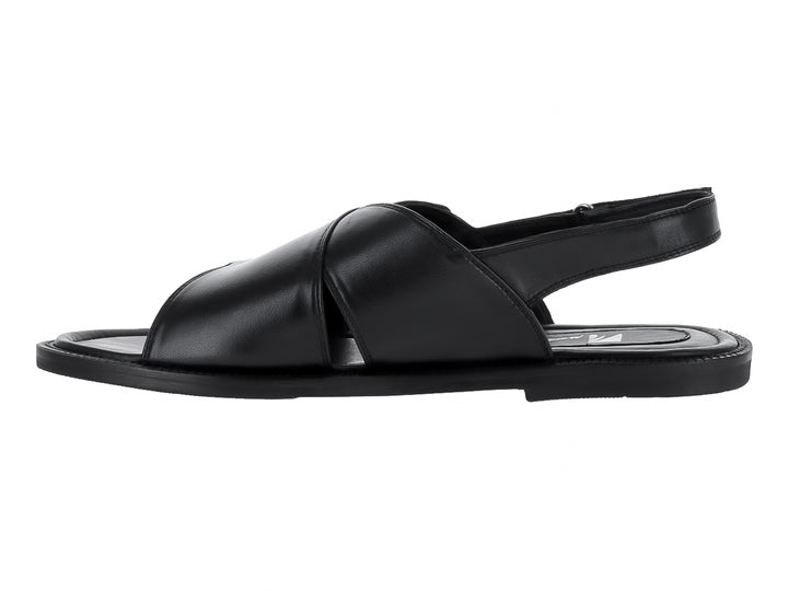 Sandalia de cuero color negro para hombre con correa ajustable en el talón y diseño casual.