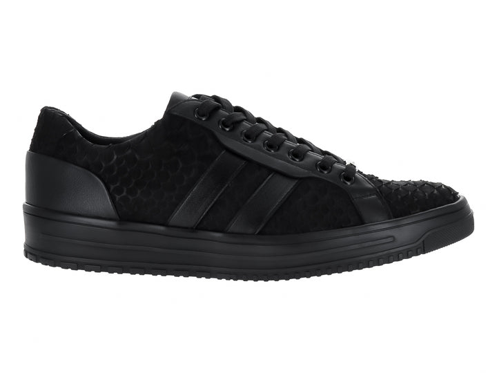 Tenis casuales color negro con textura de piel de pitón y detalles en nobuck, suela plana negra.